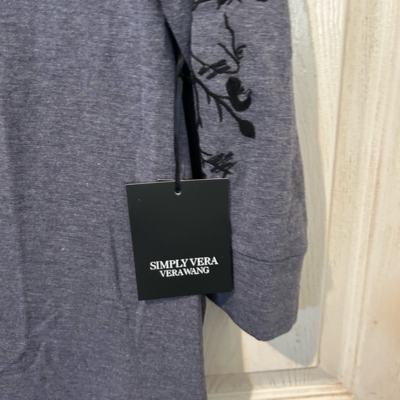 Simply Vera Wang NWT Soft Knit Top Floral Embroidery on Sleeves - Picture 2 of 7